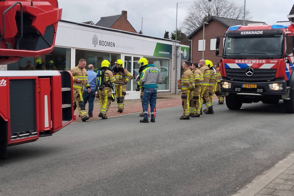 Veel rookontwikkeling bij schoorsteen van ventilatiebedrijf