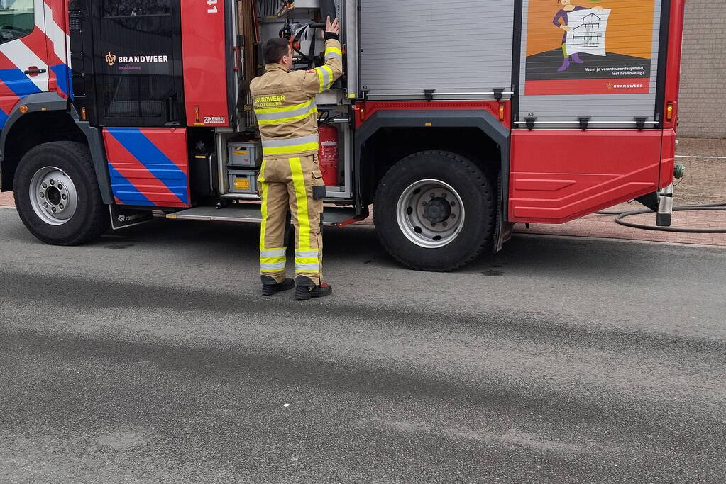 Veel rookontwikkeling bij schoorsteen van ventilatiebedrijf