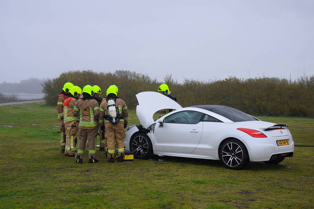 Brand in sportauto onder motorkap