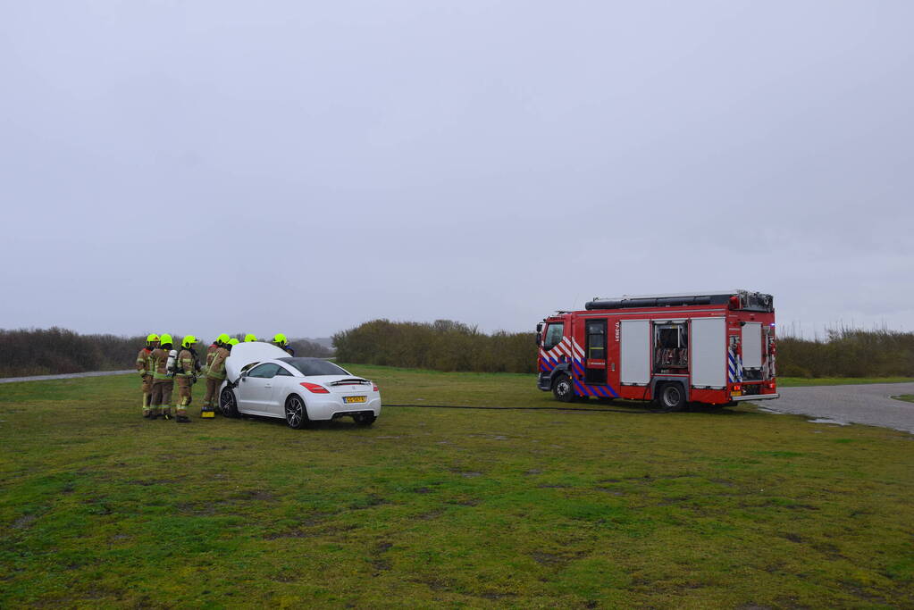 Brand in sportauto onder motorkap