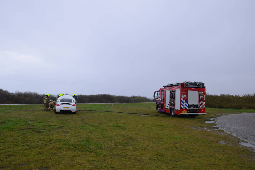 Brand in sportauto onder motorkap