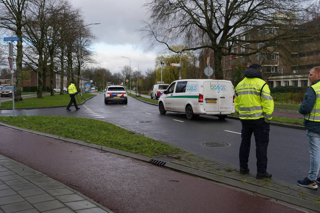 Agente gewond nadat bestelbus op politieauto inrijdt, agenten trekken wapen bij aanhouding