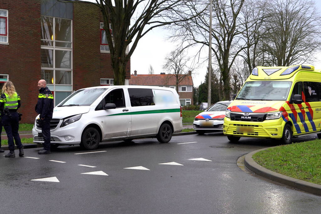 Agente gewond nadat bestelbus op politieauto inrijdt, agenten trekken wapen bij aanhouding