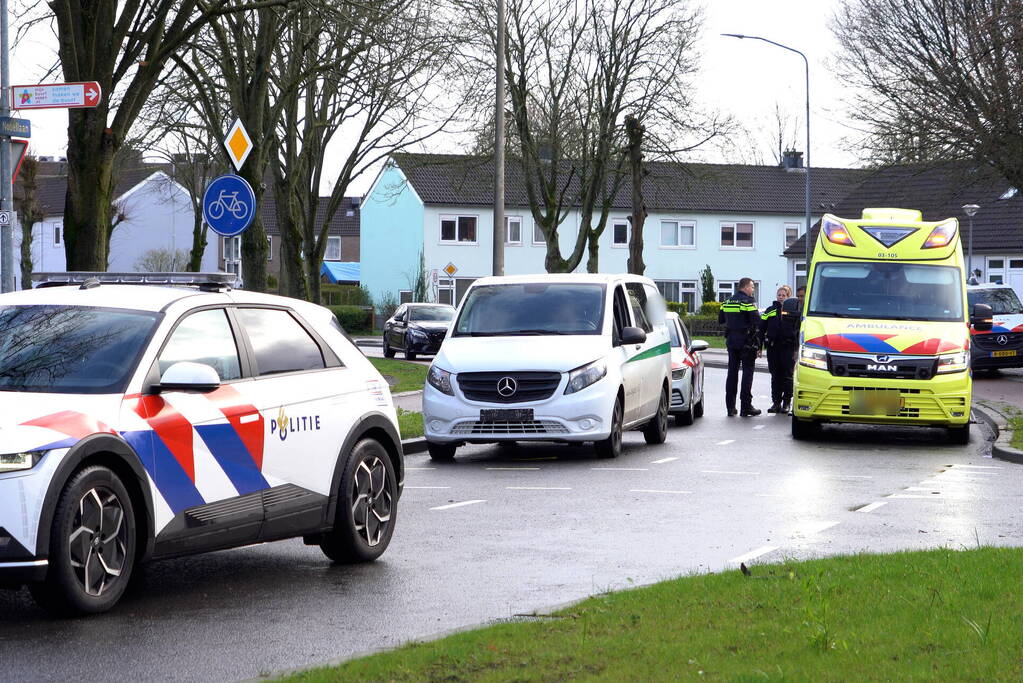 Agente gewond nadat bestelbus op politieauto inrijdt, agenten trekken wapen bij aanhouding