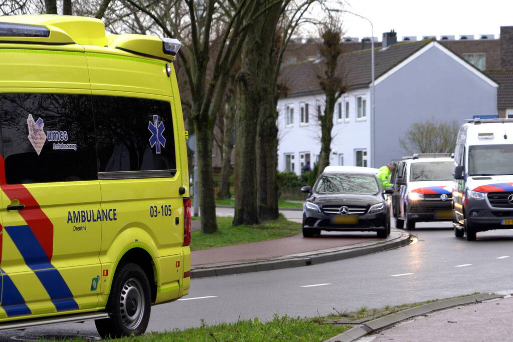 Agente gewond nadat bestelbus op politieauto inrijdt, agenten trekken wapen bij aanhouding