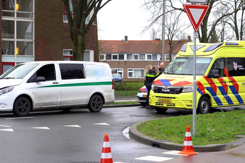 Agente gewond nadat bestelbus op politieauto inrijdt, agenten trekken wapen bij aanhouding