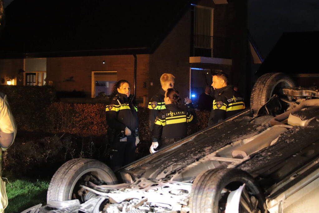 Auto vliegt over de kop bestuurder raakt gewond