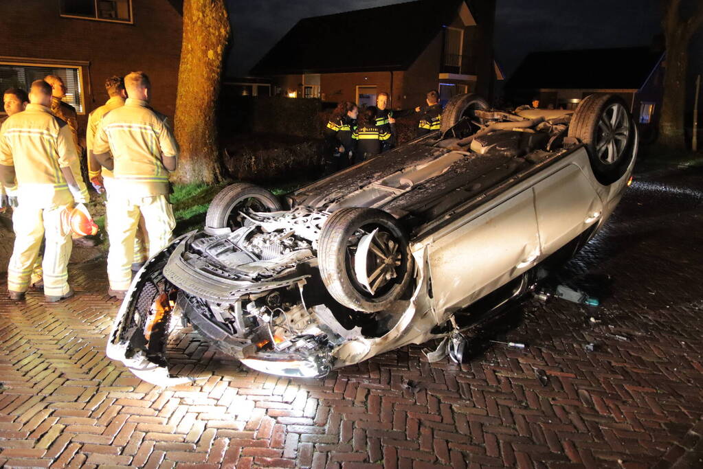 Auto vliegt over de kop bestuurder raakt gewond