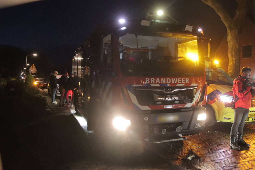 Auto vliegt over de kop bestuurder raakt gewond