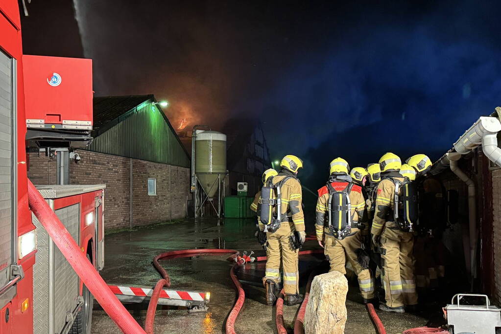 Uitslaande brand in stal, brandweer probeert dieren te redden