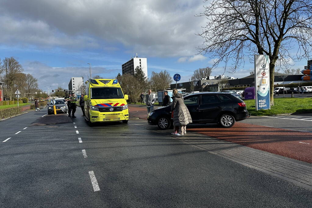 Automobilist en fietsster met elkaar in botsing