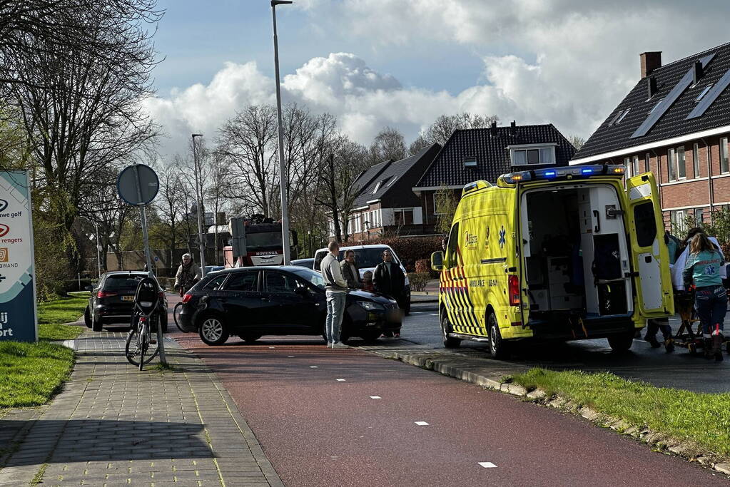 Automobilist en fietsster met elkaar in botsing