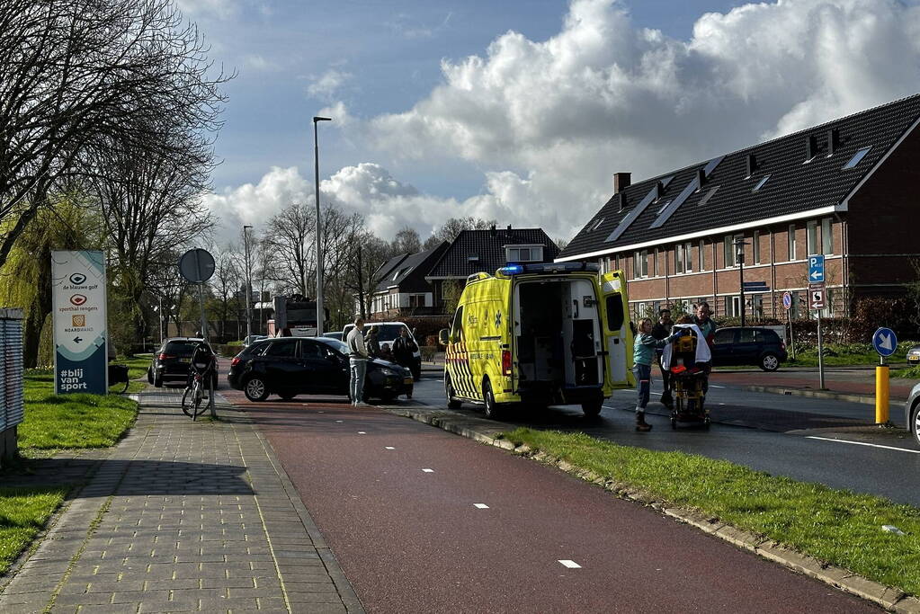 Automobilist en fietsster met elkaar in botsing