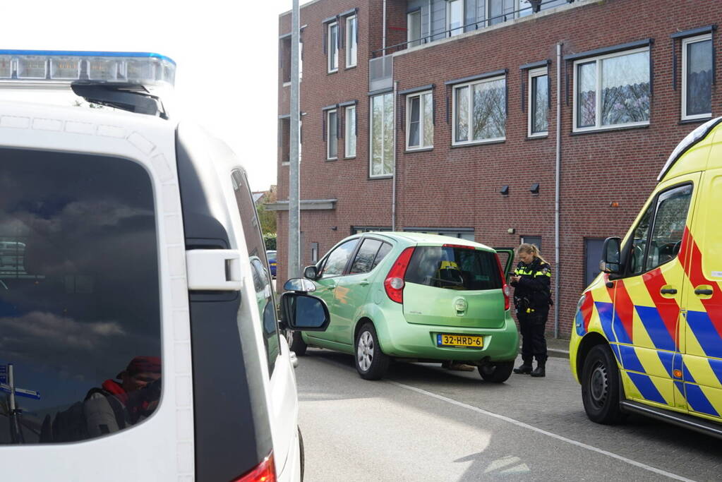 Automobilist ziet scooterrijder over het hoofd op rotonde