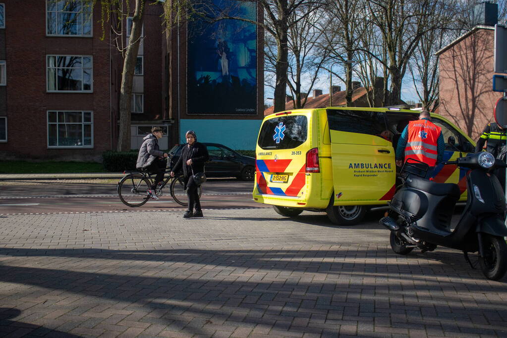 Afslaande automobilist ziet scooterrijder over het hoofd