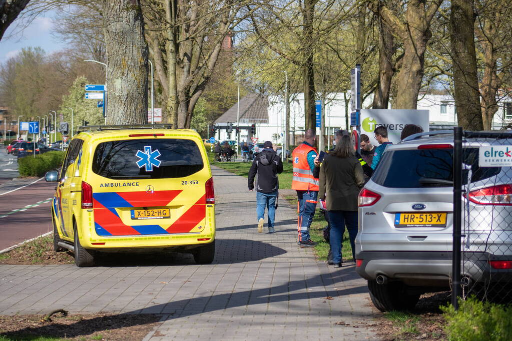 Afslaande automobilist ziet scooterrijder over het hoofd