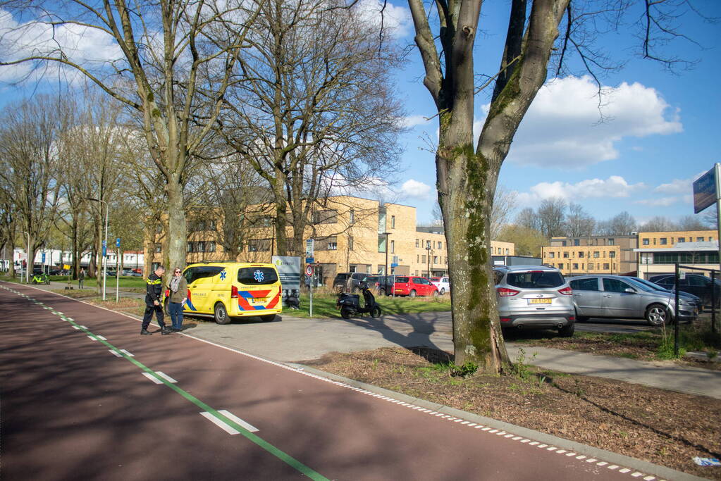 Afslaande automobilist ziet scooterrijder over het hoofd