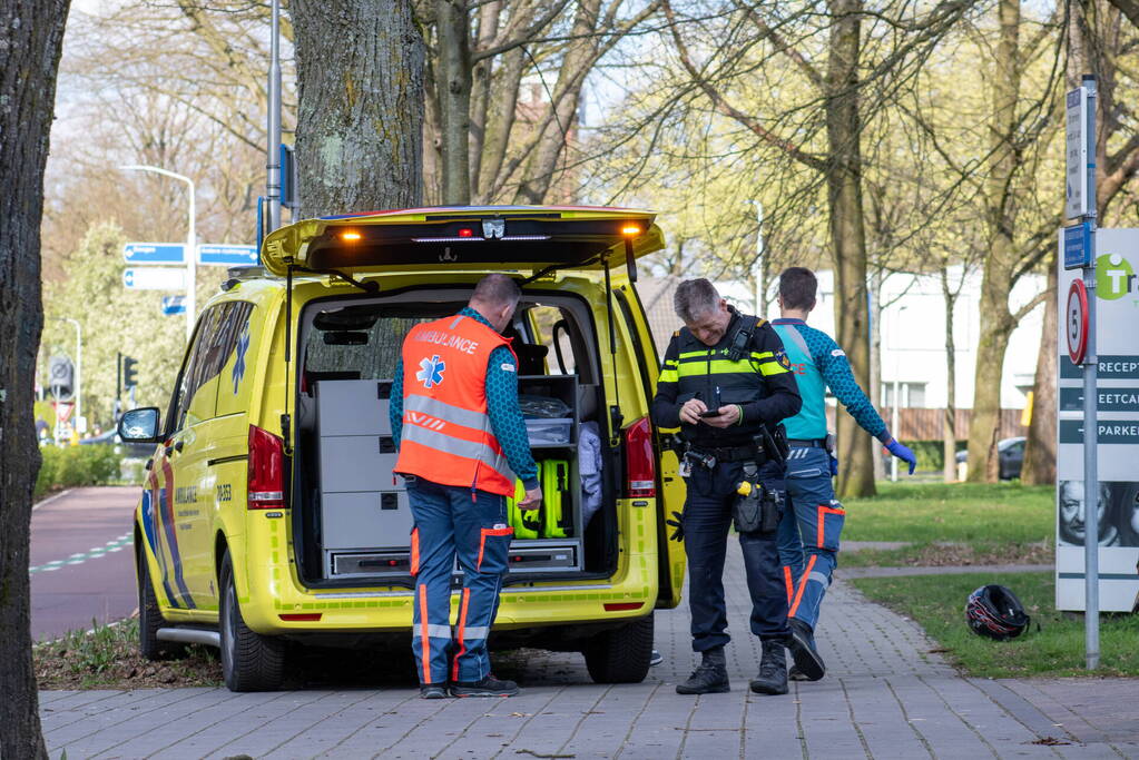 Afslaande automobilist ziet scooterrijder over het hoofd