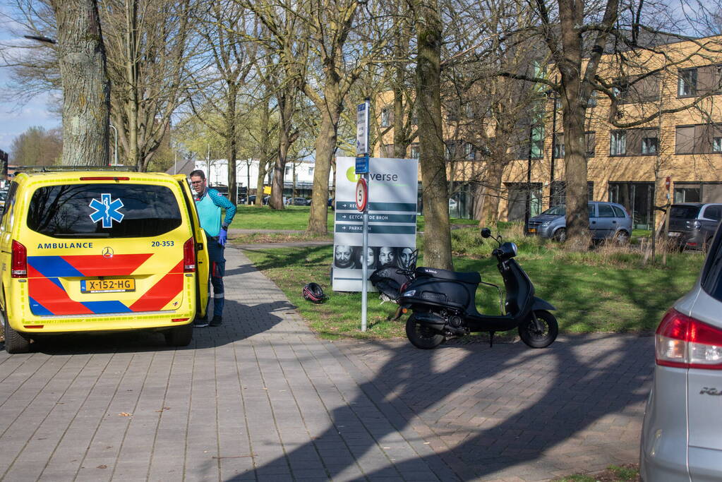 Afslaande automobilist ziet scooterrijder over het hoofd