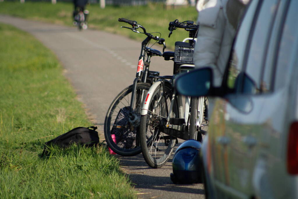 Meerdere fietsers onderuit na botsing met crossbrommer