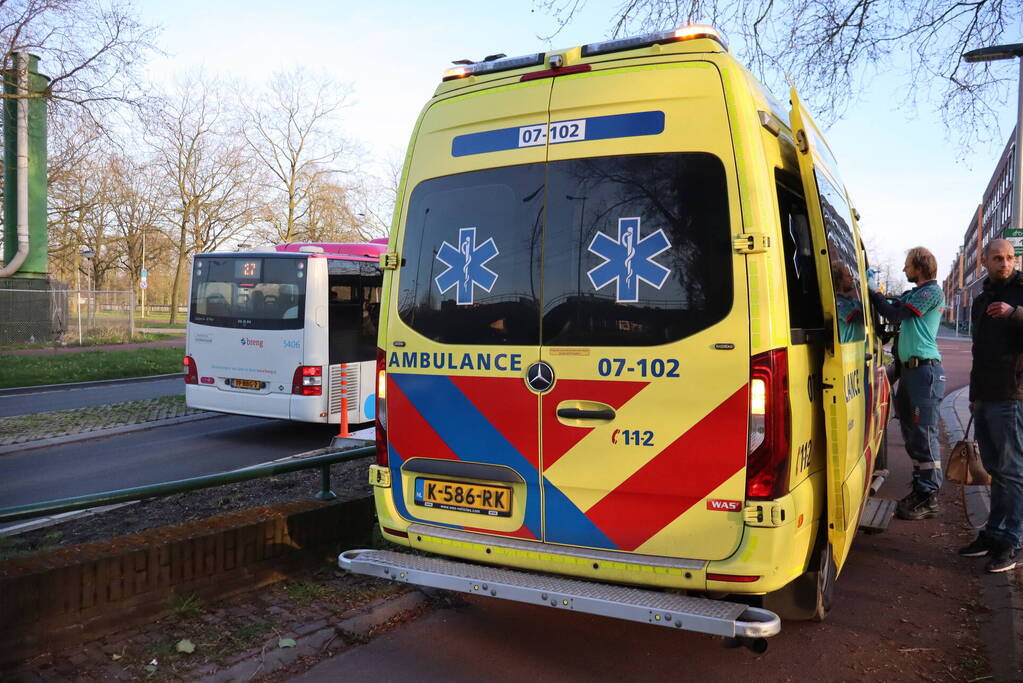 Scooterrijder onderuit na inhaalmanoeuvre