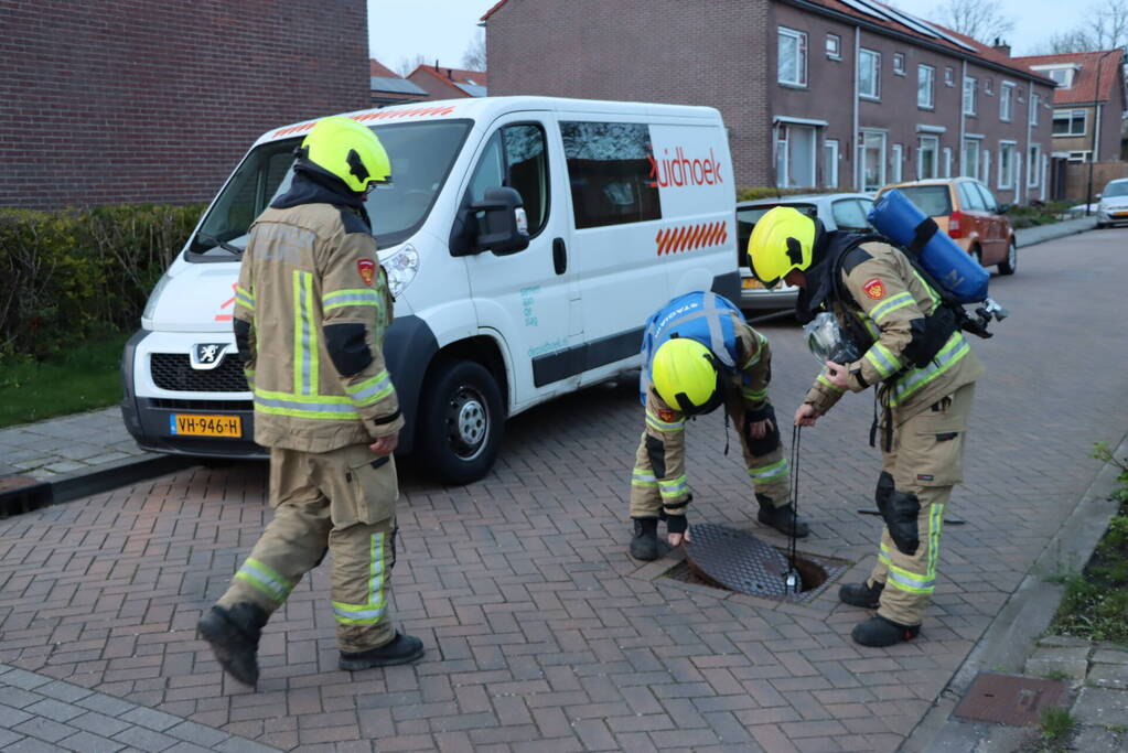 Brandweer doet onderzoek naar vreemde lucht in woning