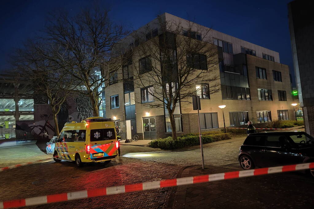 Persoon gewond na steekpartij in appartementencomplex