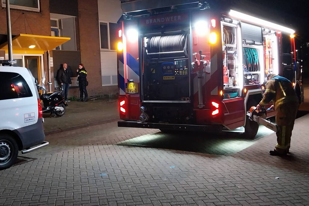 Brandweer forceert deur open vanwege incident in woning