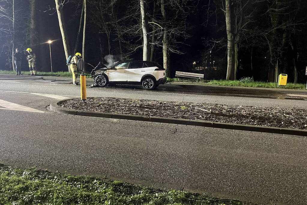 Auto zwaar beschadigd na brand