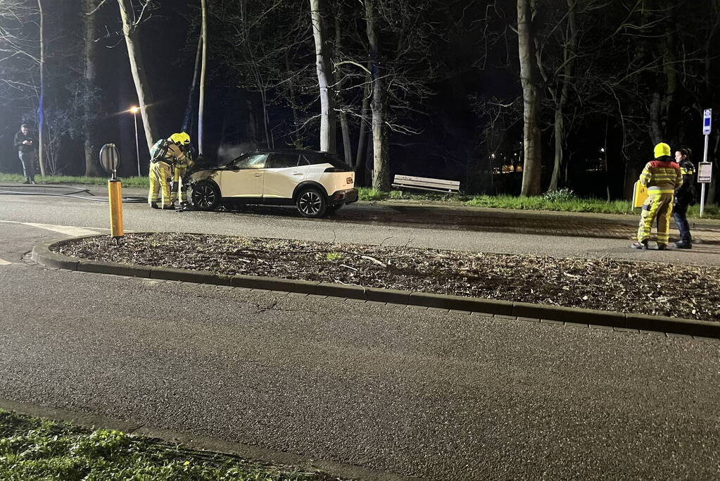 Auto zwaar beschadigd na brand