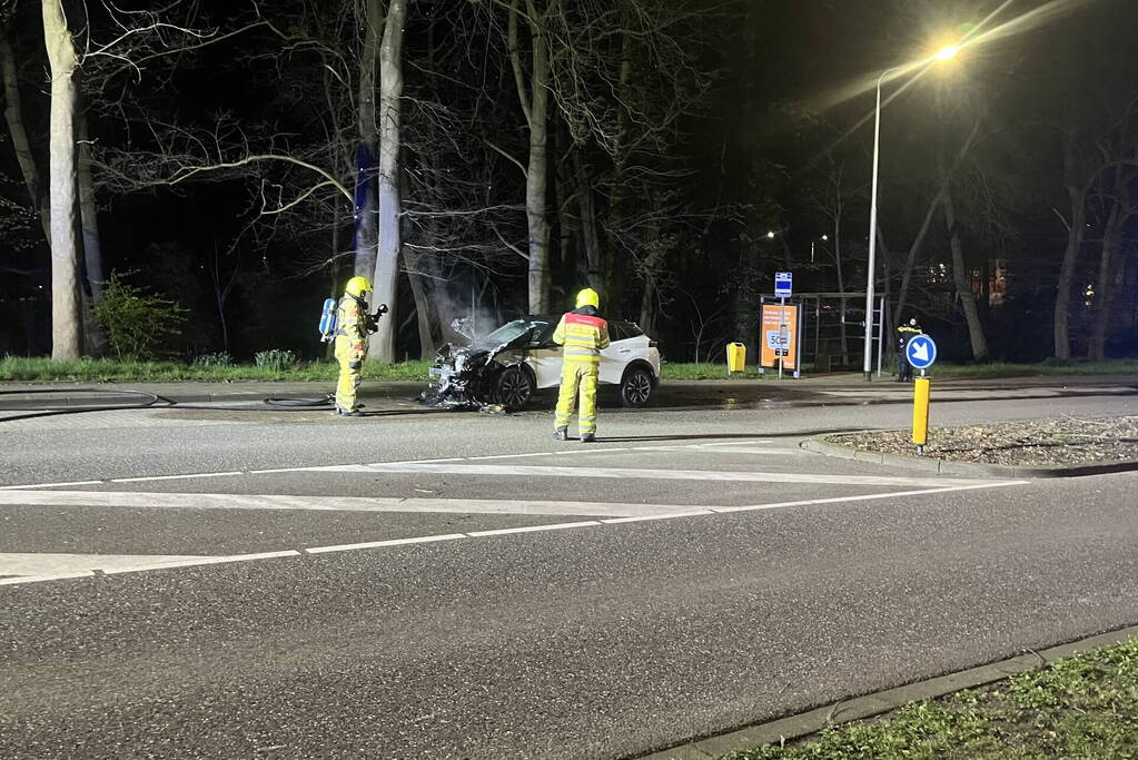 Auto zwaar beschadigd na brand