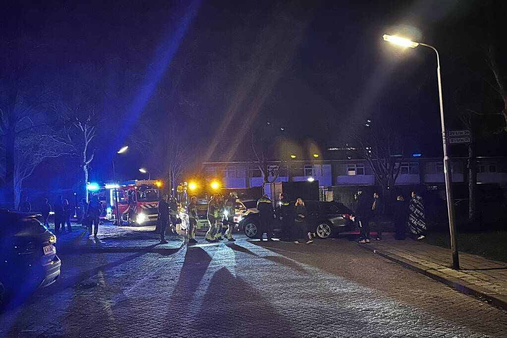 Persoon bekneld onder voertuig na aanrijding