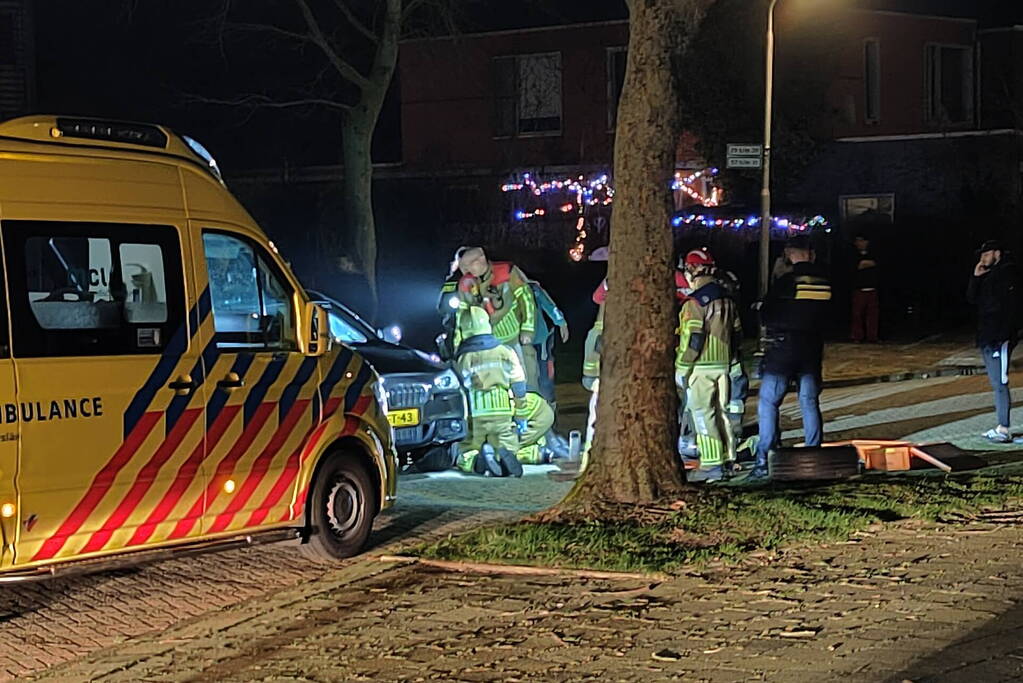 Persoon bekneld onder voertuig na aanrijding