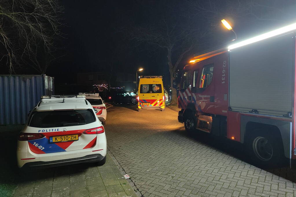 Persoon bekneld onder voertuig na aanrijding