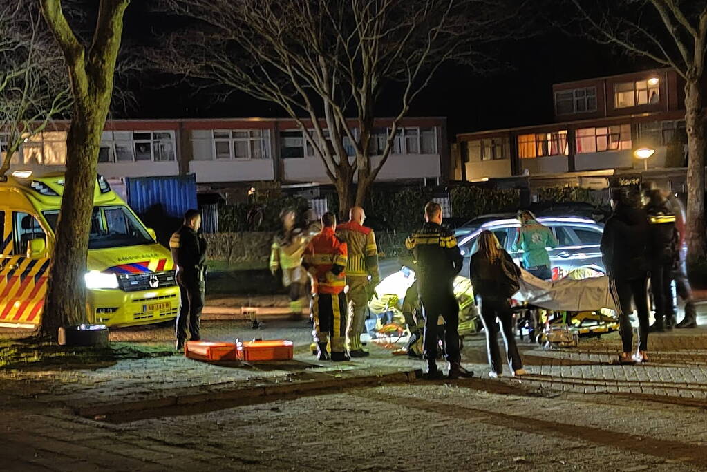 Persoon bekneld onder voertuig na aanrijding