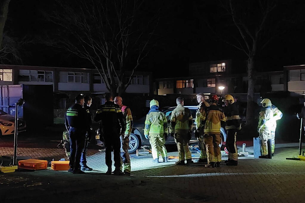 Persoon bekneld onder voertuig na aanrijding