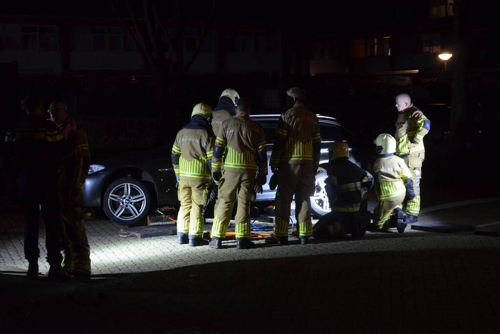 Persoon bekneld onder voertuig na aanrijding