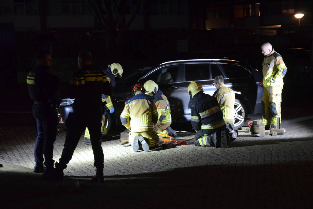 Persoon bekneld onder voertuig na aanrijding