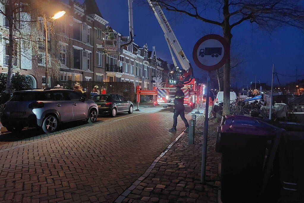 Bewoners met hoogwerker van balkons gehaald bij brand