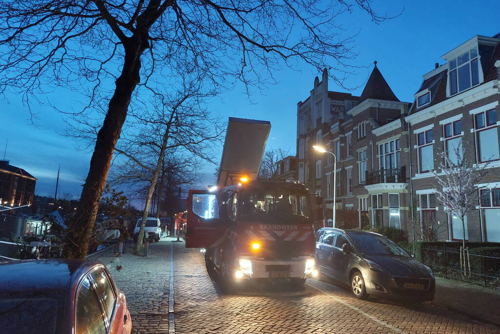 Bewoners met hoogwerker van balkons gehaald bij brand