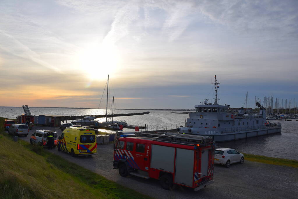 Overleden persoon door duikers van de marine boot aangetroffen