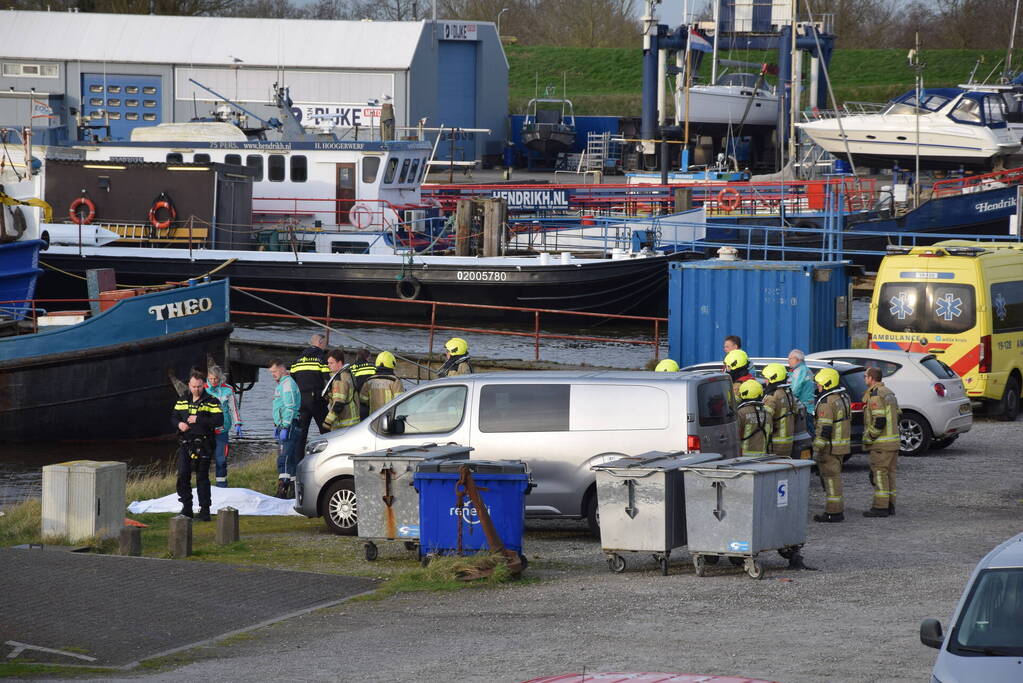 Overleden persoon door duikers van de marine boot aangetroffen