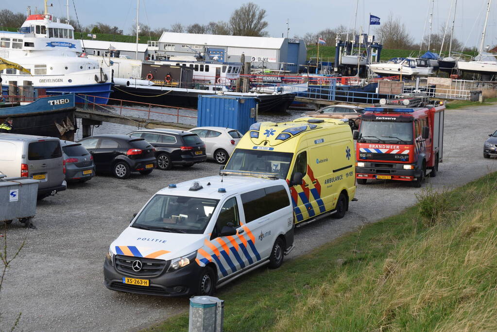 Overleden persoon door duikers van de marine boot aangetroffen