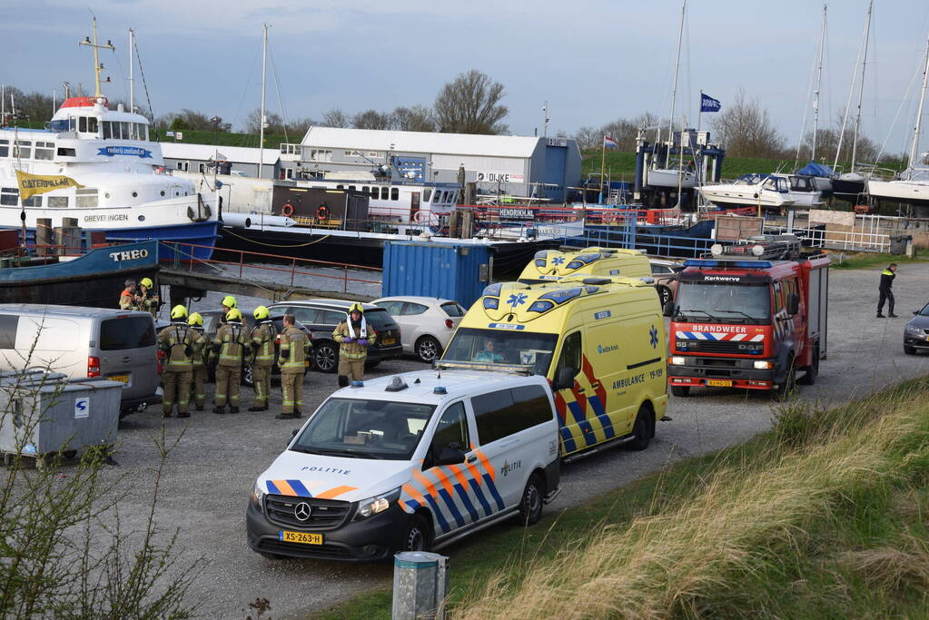 Overleden persoon door duikers van de marine boot aangetroffen