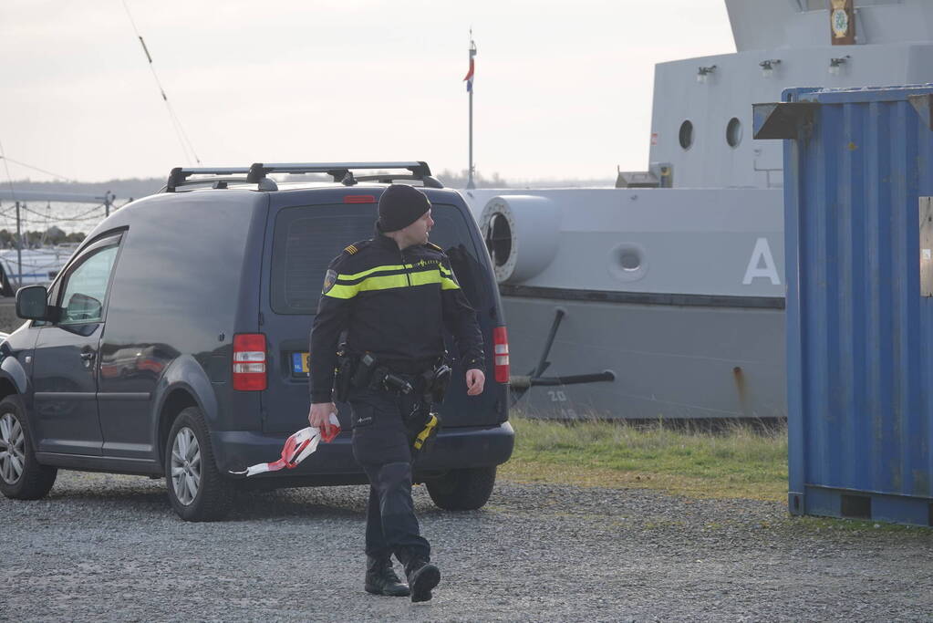 Overleden persoon door duikers van de marine boot aangetroffen