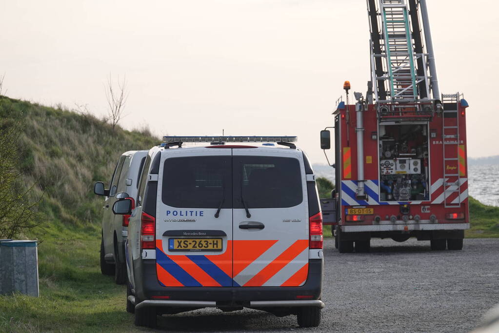 Overleden persoon door duikers van de marine boot aangetroffen