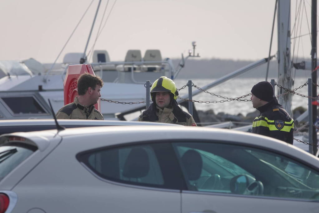 Overleden persoon door duikers van de marine boot aangetroffen