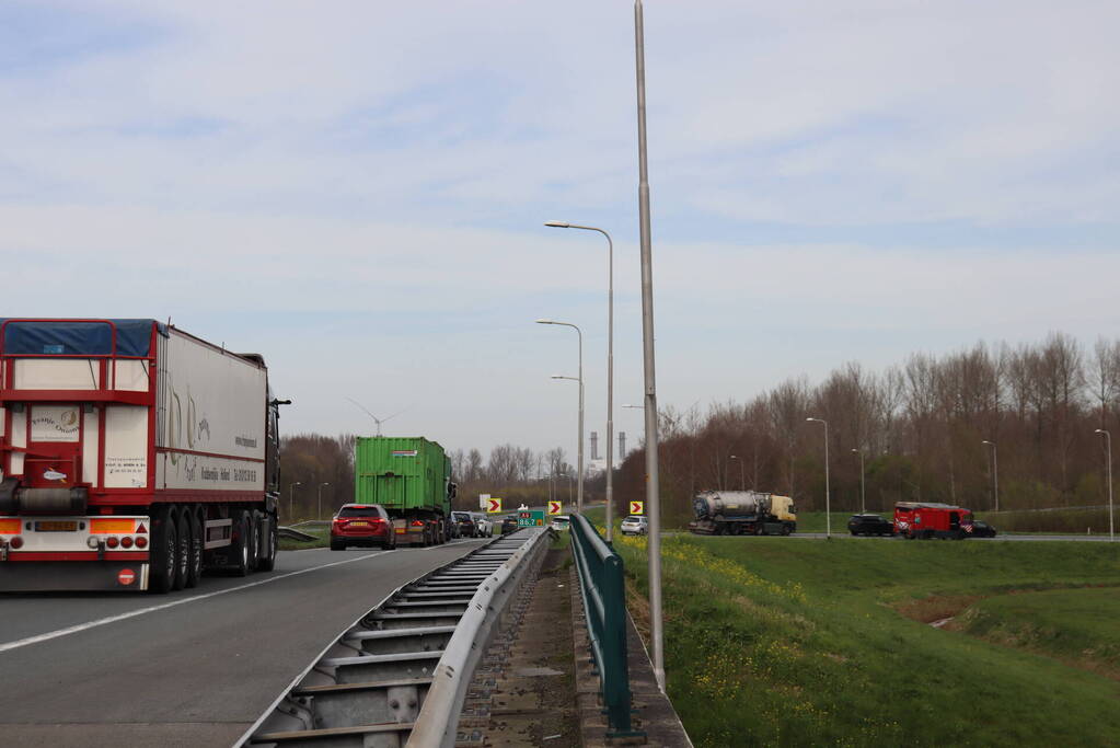 Snelweg afgesloten wegens gebroken arm van hoogspanningsmast