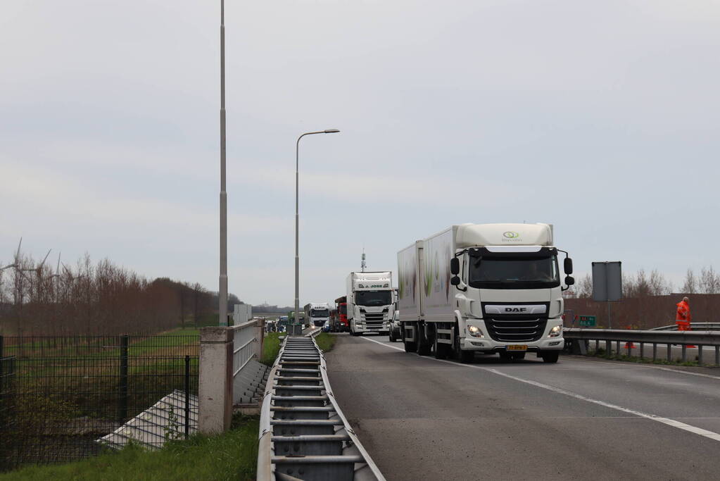 Snelweg afgesloten wegens gebroken arm van hoogspanningsmast