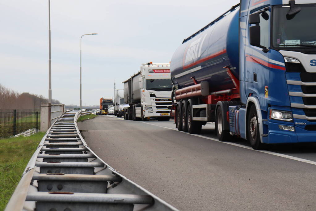 Snelweg afgesloten wegens gebroken arm van hoogspanningsmast